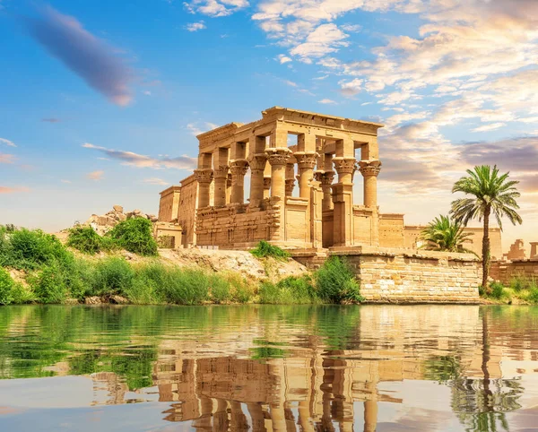 Trajans Kiosk of de Farao 's Bed of the Philae Temple, uitzicht vanaf de Nijl, Aswan, Egypte — Stockfoto