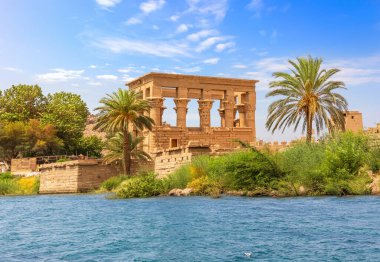 Aswan, Mısır yakınlarındaki Agilika adasından Trajanlar Kiosk