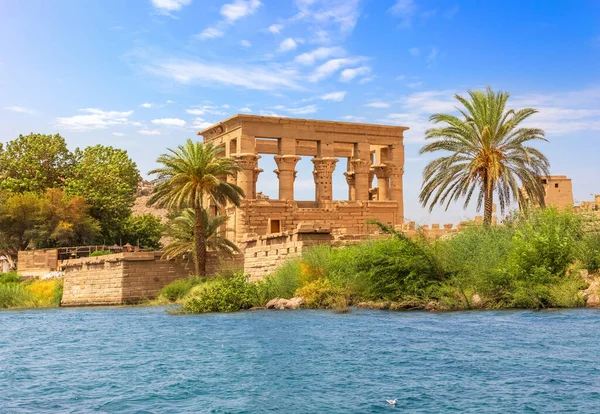 Aswan, Mısır yakınlarındaki Agilika adasından Trajanlar Kiosk — Stok fotoğraf