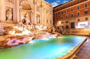 Trevi Çeşmesi ve güzel heykelleri gün doğumunda, Roma, İtalya