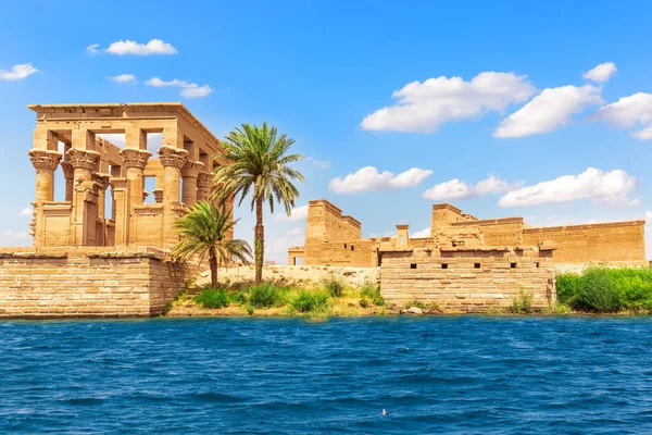 The ruins of the temple of Isis and Trajans Kiosk from Philae, Agilika island near Aswan, Egypt — Zdjęcie stockowe