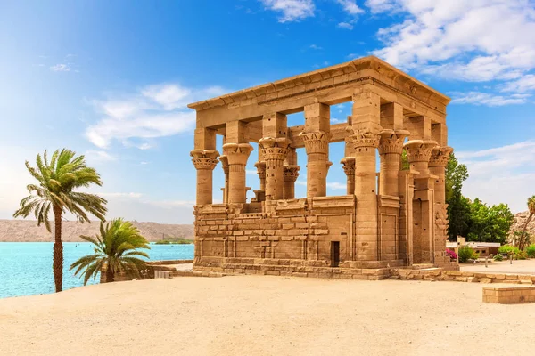 Trajans Kiosk a Philae szigeten a Nílus, Aswan, Egyiptom — Stock Fotó