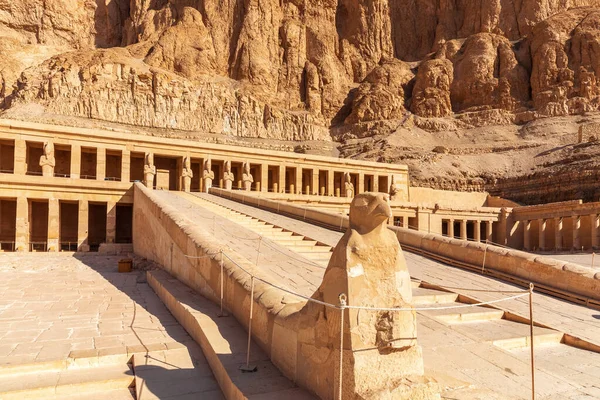 Statue of Horus by the Temple of Hatshepsut, Luxor, Egypt — Stock Photo, Image