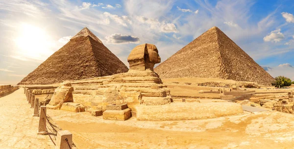 The Sphinx in front of Pyramids of Egypt, beautiful panoramic view — Fotografia de Stock