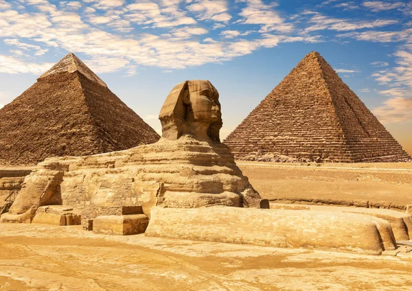 The Great Sphinx between the Khafre and Menkaure Pyramids of Giza, Cairo, Egypt — Foto Stock