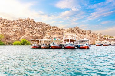 Nil, Aswan tepelerinde, Mısır 'da geleneksel renkli Mısır tekneleri.