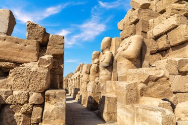 Karnak Tapınağı Kompleksi, Luxor, Mısır 'daki Amun-Re Karakolu' nun antik heykelleri..