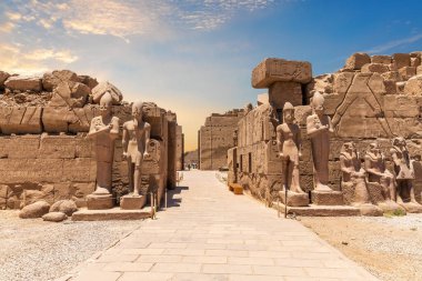 Thutmes III ve Amenhetep II, Luxor, Mısır heykelleri ile Karnak Tapınağı 7. Sütununa giriş.