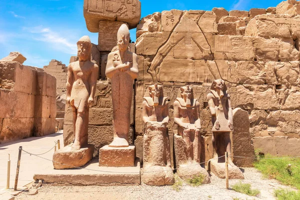 Estatuas Thutmosis Iii Frente Séptimo Pilón Karnak Luxor Egipto — Foto de Stock