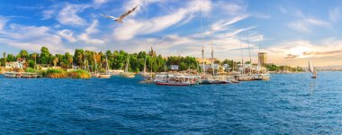 Tekneli Nil manzarası ve Aswan manzarası, Mısır.