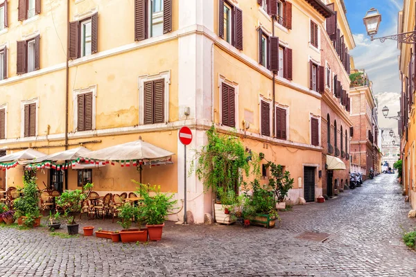 Традиционная уютная итальянская улица с кафе рядом с Колизеем, Рим, людей нет — стоковое фото
