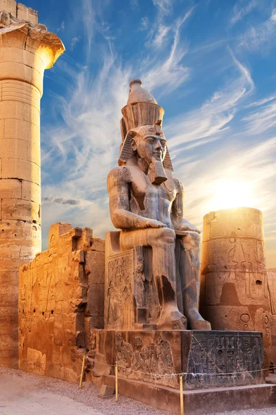 Сидячая статуя Рамсеса II у входа в храм Луксора, Египет — стоковое фото