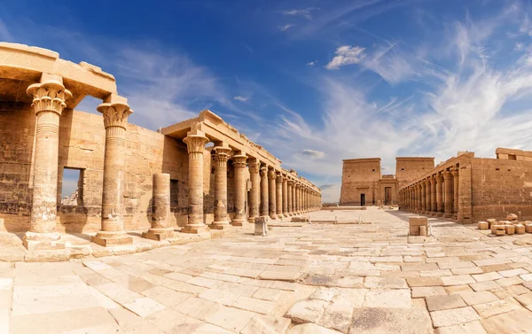 Panorama dziedzińca świątyni Philae, Aswan, Egipt — Zdjęcie stockowe