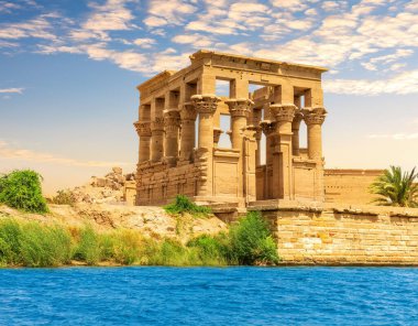 Trajan 'ın Tuğla Tapınağı yakınlarındaki büfesi, Aswan, Mısır.