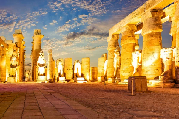 Premières ruines en pylône au coucher du soleil, temple de Louxor, Égypte — Photo