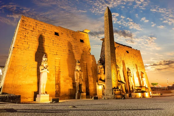 Luxor Temple sidovy, vacker solnedgång ljus, Egypten — Stockfoto
