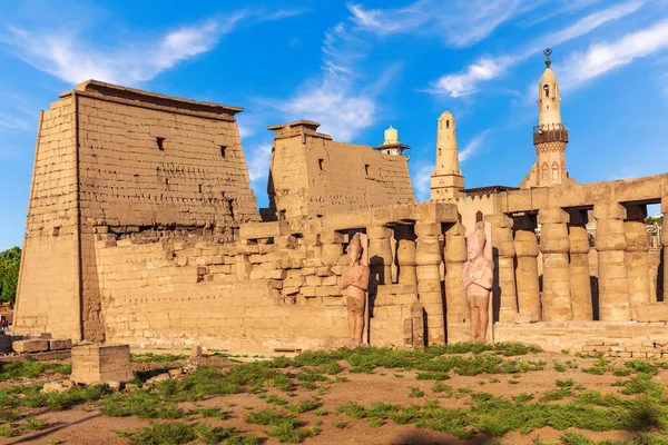 Луксор Храм вид сбоку со статуями Пилон, Египет — стоковое фото