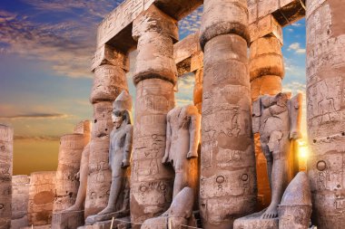 Luxor Tapınağı 'nda dikilen Ramses II heykelleri, güzel günbatımı manzarası, Mısır.