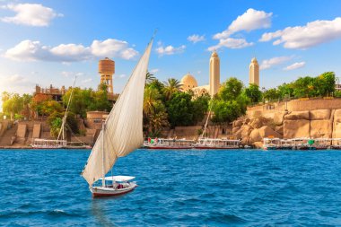 Başmelek Michael, Aswan, Mısır 'ın Coptic Ortodoks Katedrali yakınlarındaki Nil' de bir yelkenli..