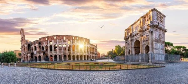 L'Arc de Constantin près du Colisée au lever du soleil, Rome, Italie — Photo