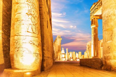 Luxor Tapınağı günbatımı aydınlatması sütunları, ilk pilon kalıntıları, Mısır