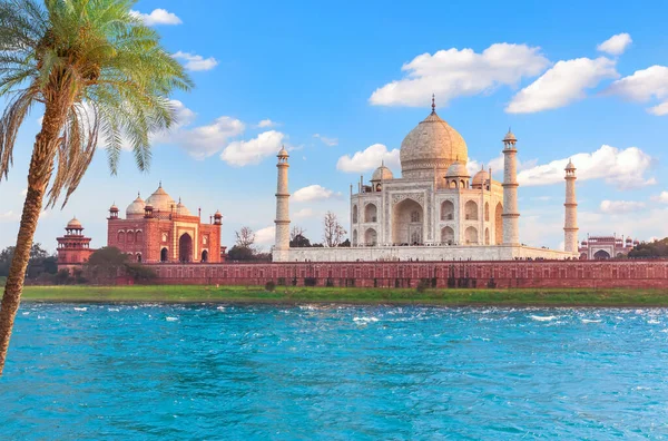 Taj Mahal vista trasera sobre el Yamuna, Agra, India —  Fotos de Stock