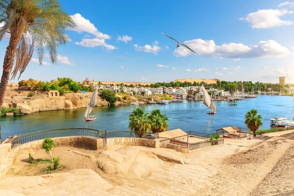 Vista tradicional de Asuán por el río Nilo y veleros, Egipto — Foto de Stock