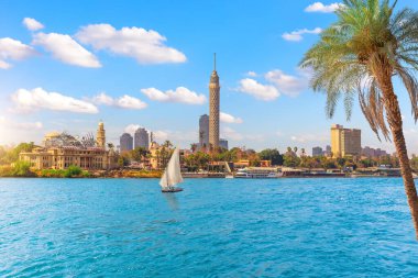 Kahire şehir merkezi, Nil 'deki Gezira Adası manzarası ve yelkenli, Mısır, Afrika