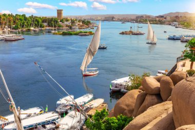 Aswan şehri, güzel Nil manzarası ve tekneler, yukarı Mısır