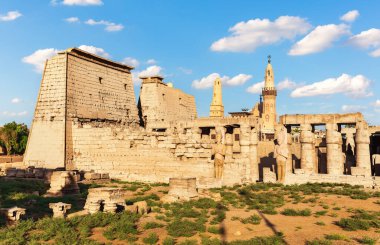 Luxor Tapınağının güzel direği, Sütunların ve heykellerin manzarası, Mısır