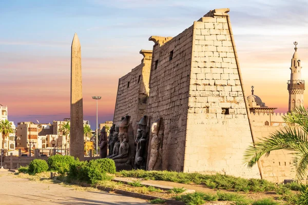 Pylon med obelisk i Luxor Temple, vacker utsikt över solnedgången, Egypten — Stockfoto