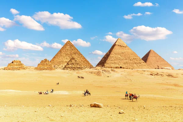 Pyramiderna i Egypten och dess följeslagare i sanden i Giza öknen, Afrika — Stockfoto