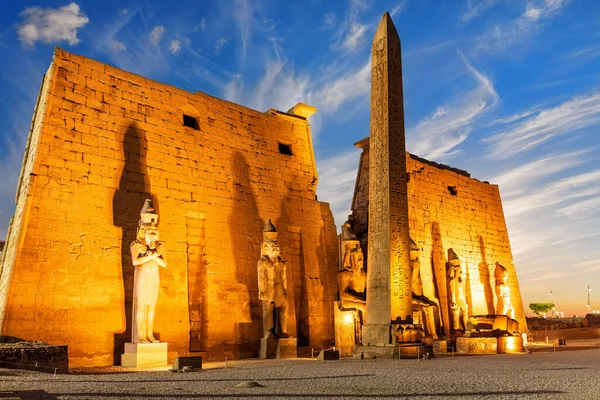 Luxor templom oldalnézetben Pylon és obeliszk gyönyörű naplemente fény, Egyiptom — Stock Fotó