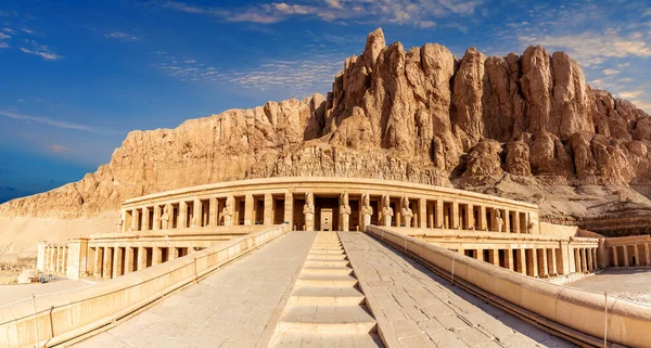 Ναός Hatshepsut Και Βράχια Στα Βράχια Λούξορ Αίγυπτος — Φωτογραφία Αρχείου
