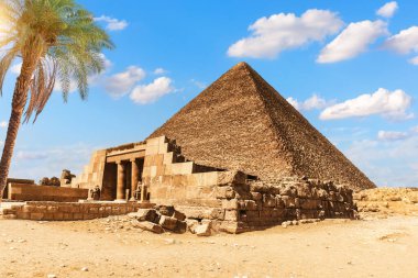Seshemnefer IV 'ün Mastaba' sı ve Cheops Piramidi, Mısır, Giza