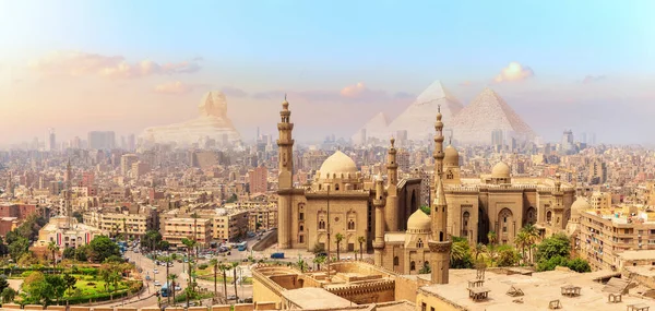开罗全景和埃及苏丹哈桑的著名清真寺 — 图库照片