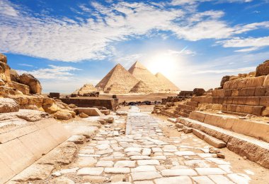 Mezarlar arasında piramitlere giden yol, Giza, Mısır.