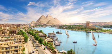 Aswan şehir merkezinde yelkenli tekneleri, Nil 'de panoramik manzarası, Mısır.