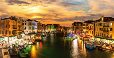 Alacakaranlıktaki Büyük Kanal binaları, Rialto Köprüsü manzarası, İtalya, Venedik 'in ünlü simgesi..