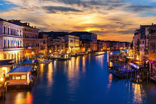 Büyük Kanal 'daki güzel gece binaları alacakaranlıkta, Rialto Köprüsü manzaralı, Venedik, İtalya.
