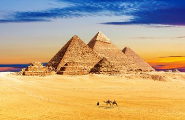 Mısır çölünün kumlarında Giza Piramitleri 'nin güzel günbatımı .