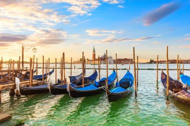 San Giorgio Maggiore Adası ve Gondolas yakınlarda, Venedik, İtalya.