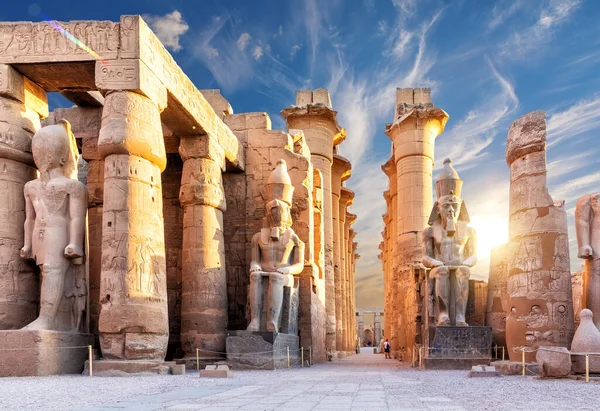 Kolumny Posągi Głównego Wejścia Świątyni Luxor Pierwszy Słup Egipt — Zdjęcie stockowe