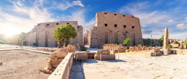 Karnak Tapınağı, Luxor, Mısır 'ın ana girişinde koç başlı Sfenkslerin bulvarı..