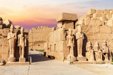 Thutmes III ve Amenhetep II 'nin heykelleri, Karnak Tapınağı, Lüksör, Mısır' daki Büyük Amun Tapınağı.