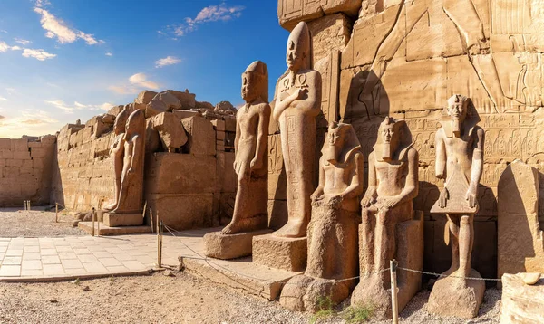 Статуї Тутмеса Iii Аменхетепа Пілоні Храму Карнак Луксор Єгипет — стокове фото