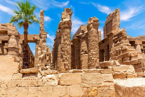 エジプトのヒポスタイルホールの中央の柱 ルクソールのカルナック神殿の遺跡 — ストック写真