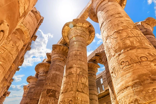 Gran Salón Hypostyle Columnas Con Tallas Antiguas Templo Karnak Luxor —  Fotos de Stock