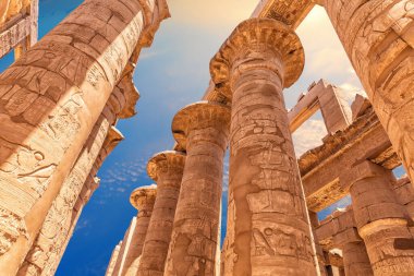 Gün batımında Karnak Tapınağı 'ndaki Büyük Hypostyle Salonu' nun sütunları, Luxor, Mısır.