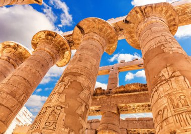 Güzel oymalı Antik Sütunlar, Karnak Tapınağı, Büyük Hypostyle Salonu, Luxor, Mısır.